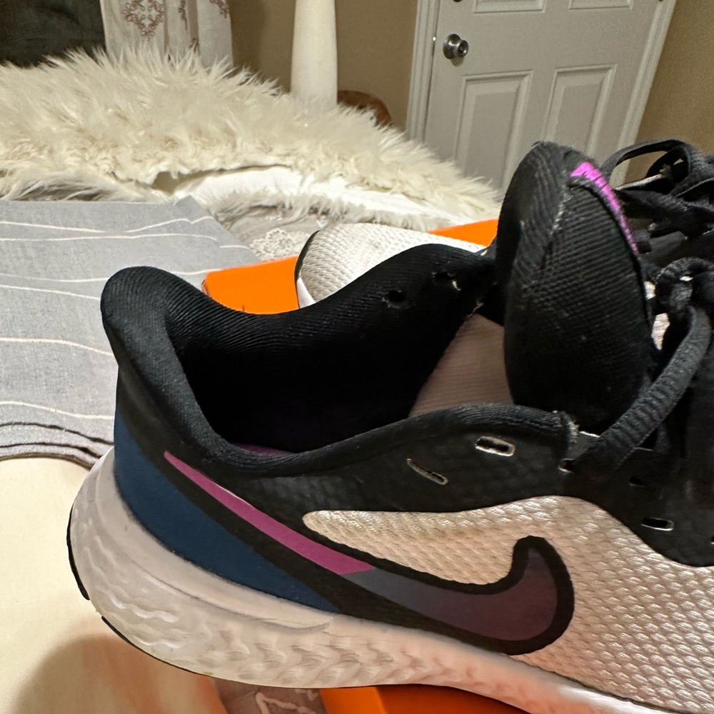 Nike size 6 - Picture 3 of 5